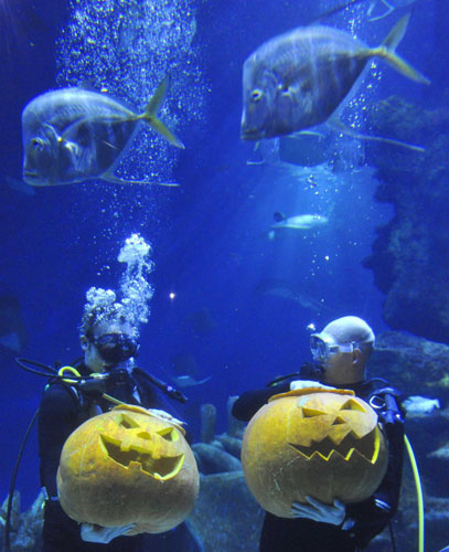 Underwater pumpkin carvers