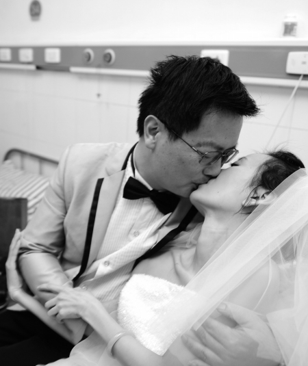 Cancer bride wears veil in hospital bed