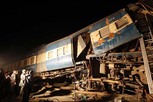 7 dead, 50 hurt in Bangladesh train crash