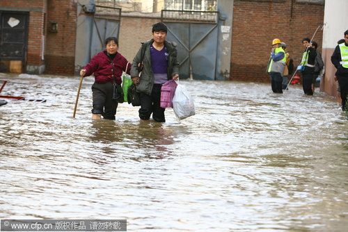 2nd pipe burst disrupts traffic in Zhengzhou