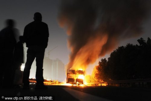 Truck loaded with 20 cars catches fire in Chongqing