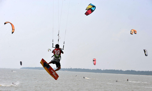 Kite surfers ride the waves in S China