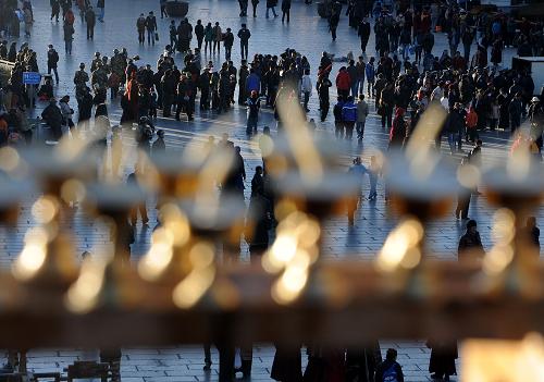 Lamps shine in honor of the late Buddhist master