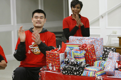 Yao, Rockets share Christmas cheer in Houston