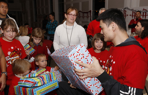 Yao, Rockets share Christmas cheer in Houston