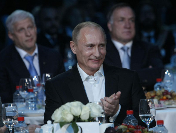 Putin sings, plays piano at charity concert