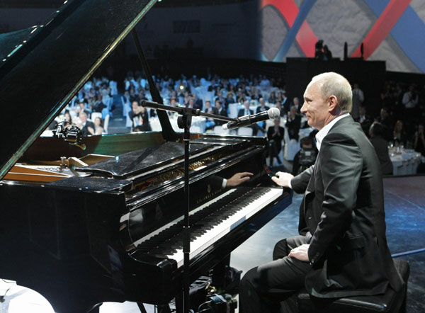 Putin sings, plays piano at charity concert