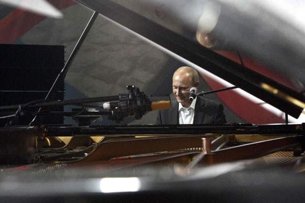 Putin sings, plays piano at charity concert