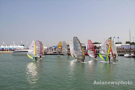 Models pose at Hainan Int'l Boat Show