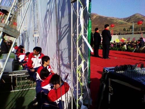 Students hold set for ceremony despite cold winds