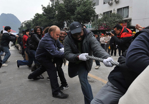 Thousand-people tug-of-war competition in S China