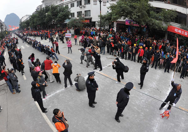 Thousand-people tug-of-war competition in S China