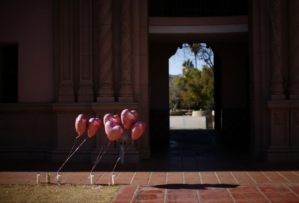 US prays for victims in Arizona shooting