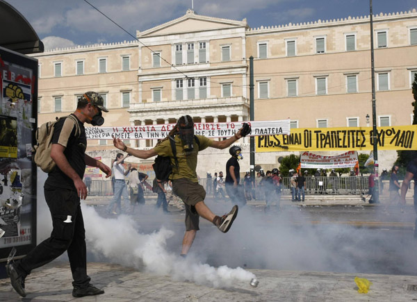 Greeks protest against austerity measures