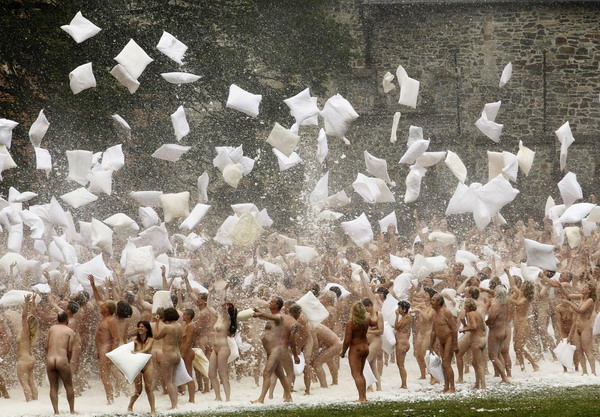 800 volunteer for a pillow battle in Gaasbeek