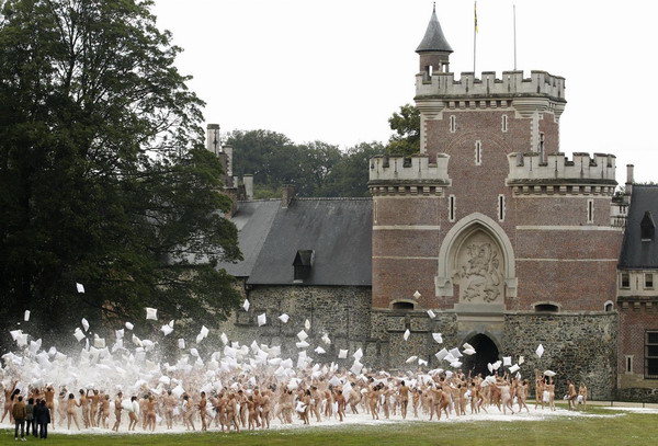 800 volunteer for a pillow battle in Gaasbeek