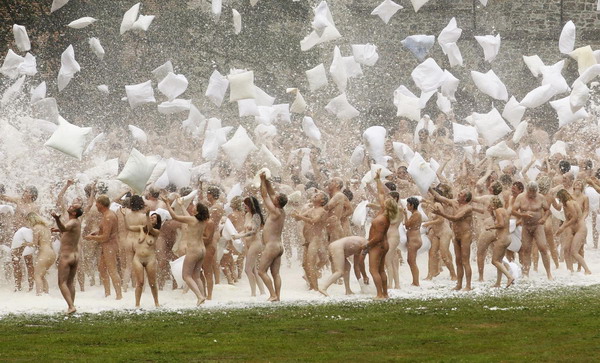 800 volunteer for a pillow battle in Gaasbeek