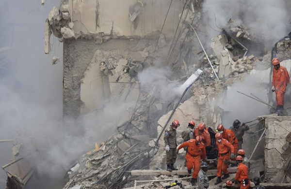 12 dead, 17 missing in Rio building collapse