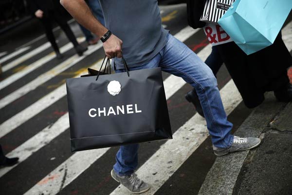 French luxury giant Chanel plans to reduce prices<BR>