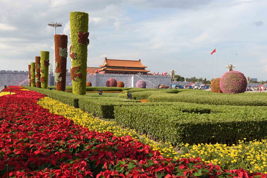 floral replica of the great wall appears on tian"anmen square