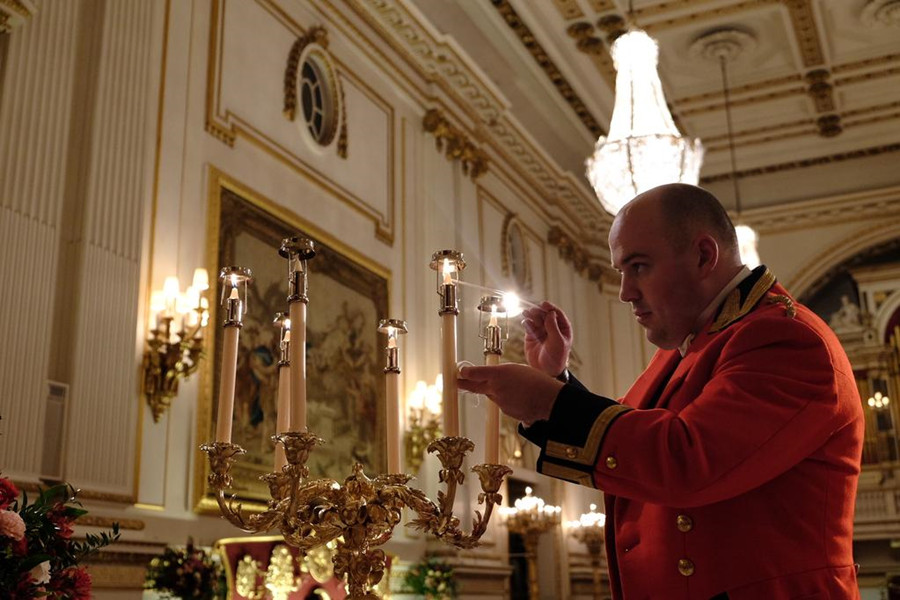 Queen hosts state banquet for Xi