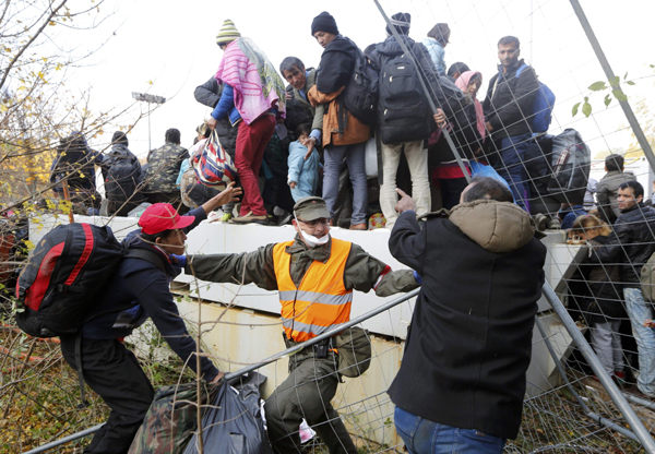 Tougher German border controls leave 14,000 migrants stuck in Austria