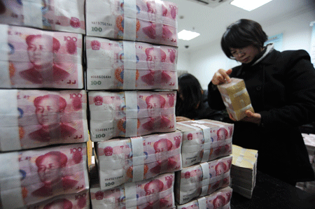 Head of IMF urges greater role for yuan