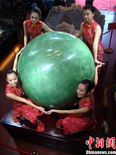 World's largest night-shining jewel displayed in S China