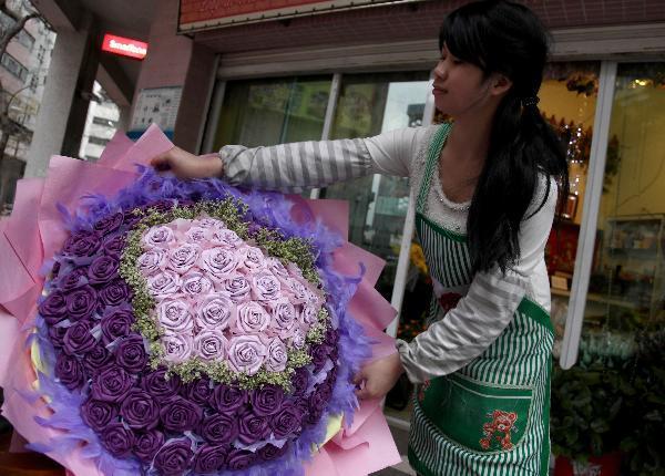 Valentine's Day bouquets perfume the market