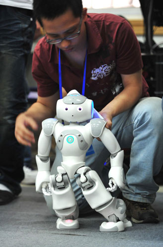Robots compete Service robots competition held in E China