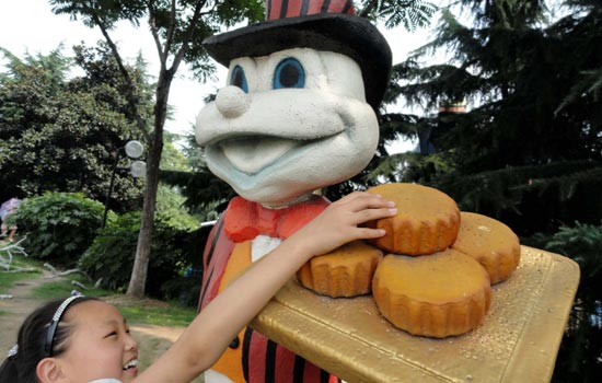 Mooncakes offered as festival draws near