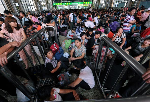 Henan: First cotton pickers' train heads to Xinjiang