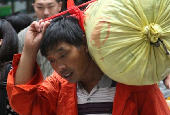 Henan: First cotton pickers' train heads to Xinjiang