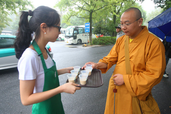Starbucks near Buddhist temple triggers debate