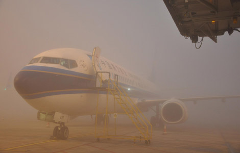 Fog strands passengers at SW China airport