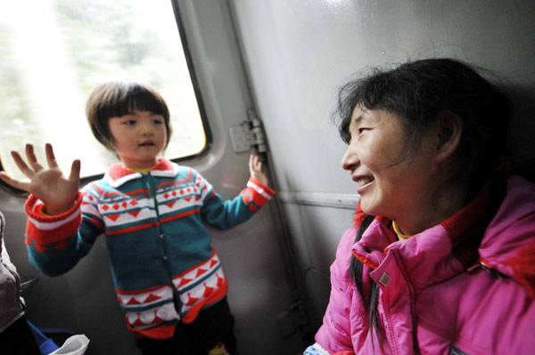 Li Siyi, five and a half years old, dances for her mother between two carriages of the K814 train heading from Zhaoqing city in South China’s Guangdong province to southwestern Chongqing municipality on Jan 17, 2013. Standing room only as travel rush bites