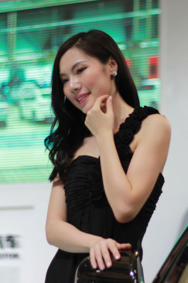 Models shine at Shanghai auto show 2013