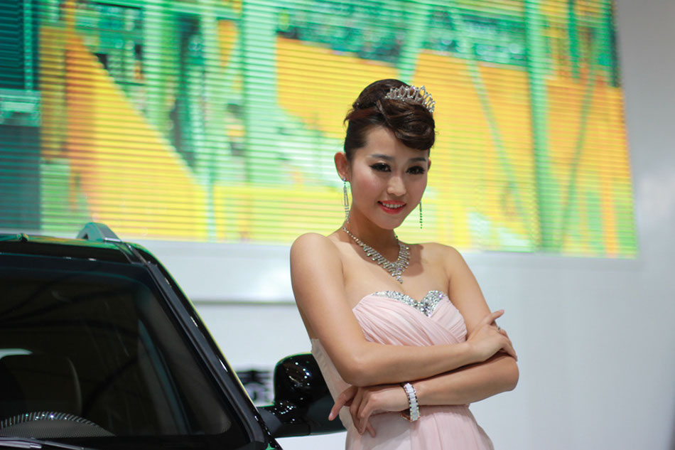 Models shine at Shanghai auto show 2013