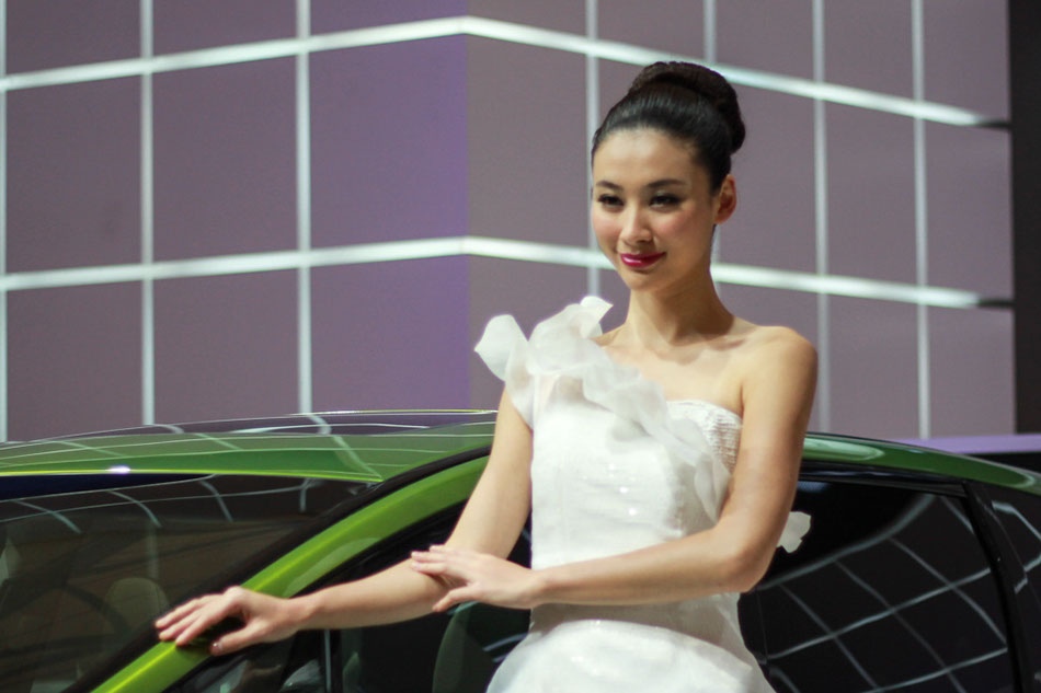 Models shine at Shanghai auto show 2013