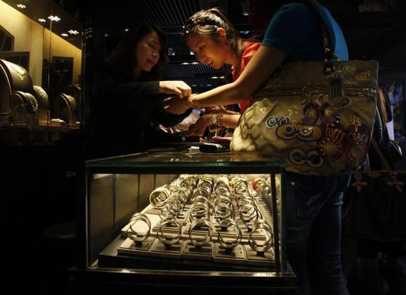 China grants gold import licenses to foreign banks for first time