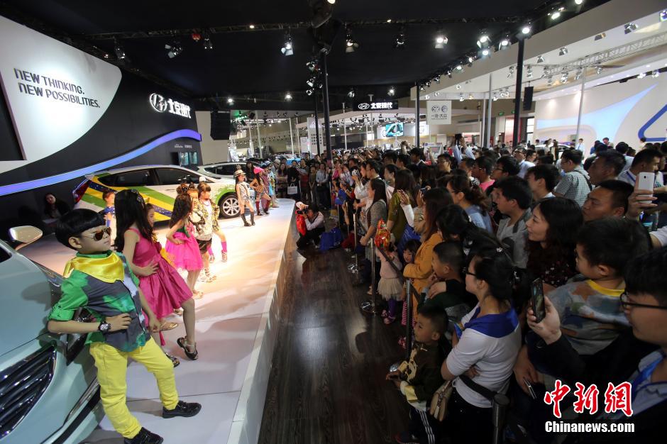 Child models highlight Taiyuan Intl Auto Show