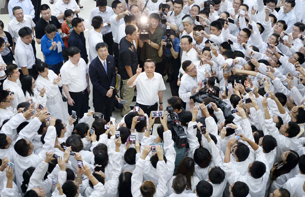 Premier Li vows to lower hurdles for businesses