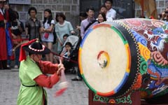 Chinese female tourists boost stocks of ROK cosmetics