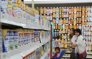 After food safety scares, China retailer offers baby milk insurance