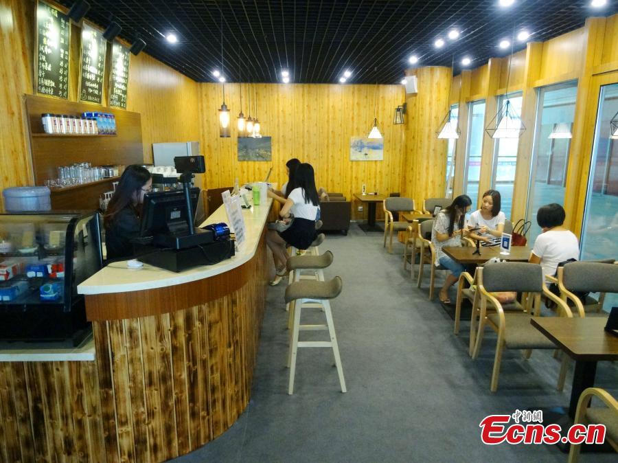 University student opens China's first e-reading café