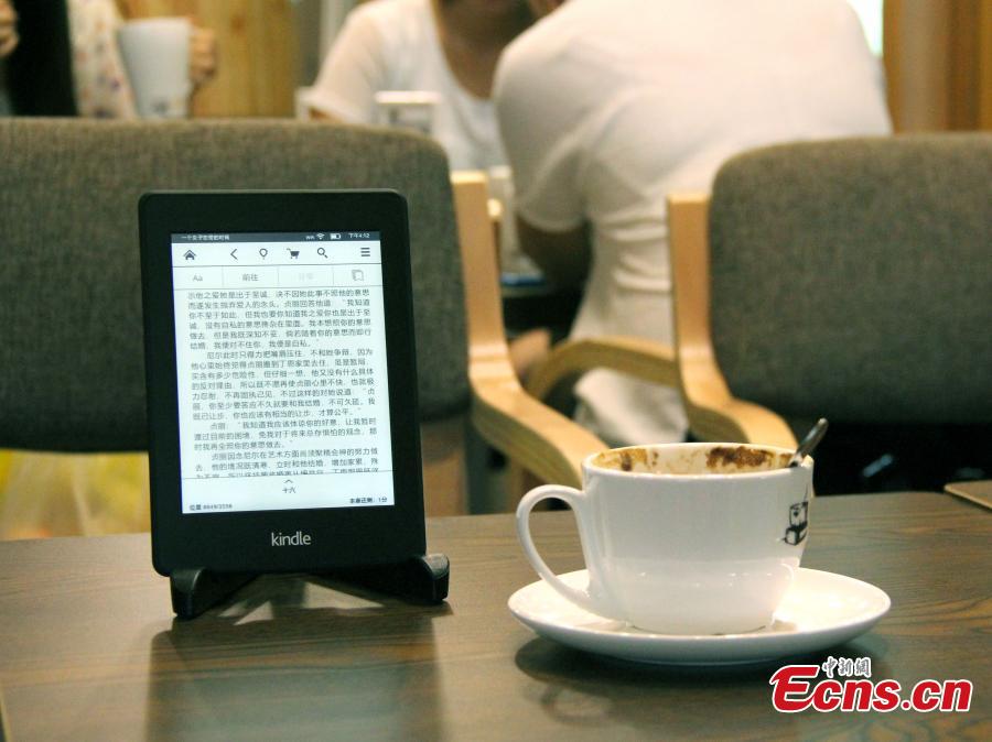 University student opens China's first e-reading café