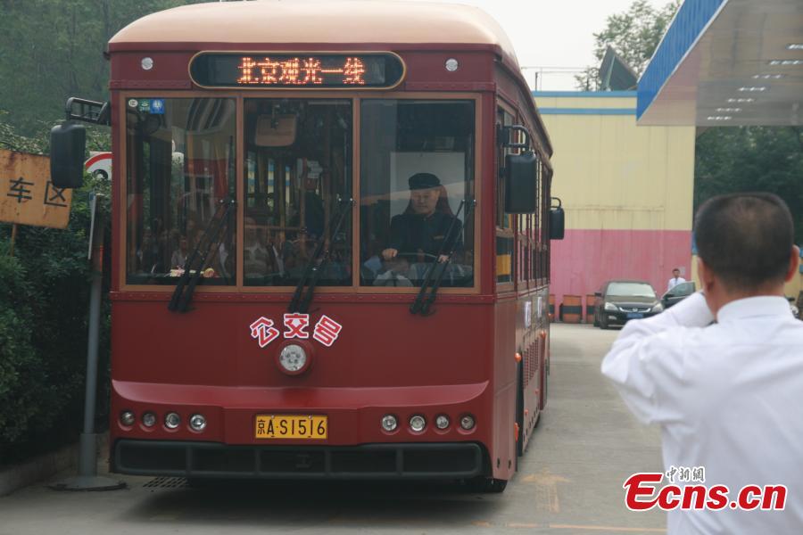Buses with classic look come into use in Beijing