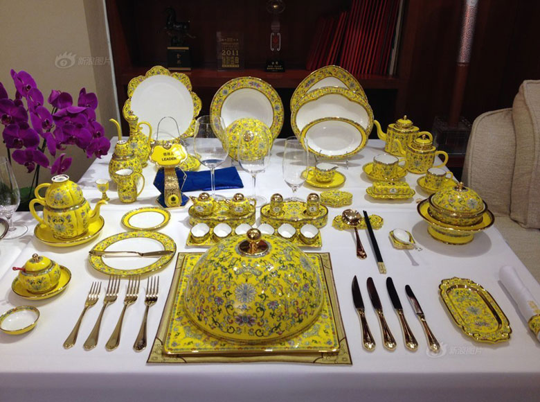 Gorgeous tableware at APEC banquet