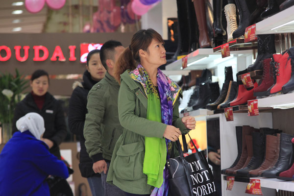 Shoppers rediscover the joy of retail outlets