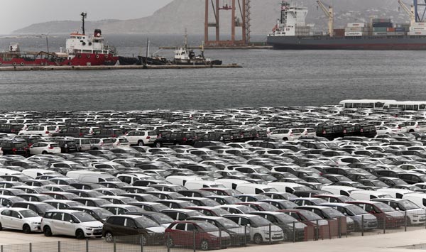 Greek govt halts sale of its Piraeus port